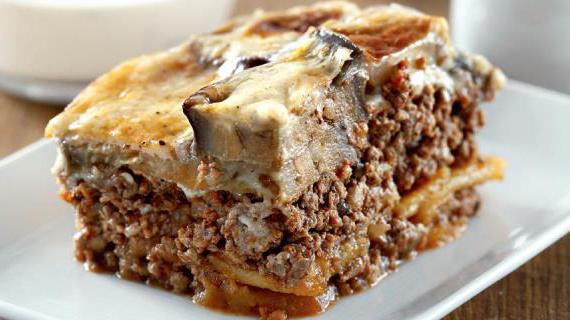 Традиционная греческая мусака с баклажанами и мясным фаршем