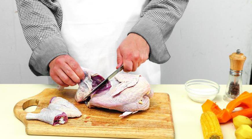 Разрежьте цесарку на порционные части, натрите мясо солью. Поместите куски в большую кастрюлю, залейте 3,2 литра холодной воды. Добавьте промытую зеленую часть лука-порея. На сильном огне доведите до кипения, уберите пену, затем уменьшите огонь, накройте крышкой и варите 1 час 40 минут.