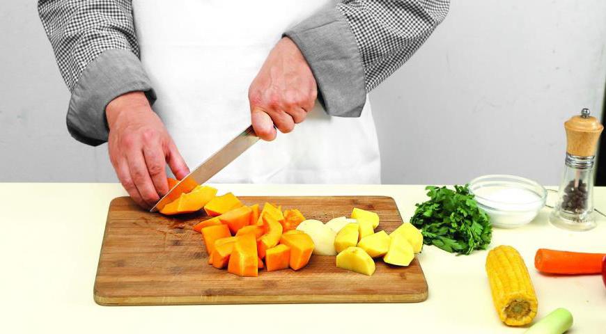 Очистите морковь и картофель, нарежьте крупными кубиками. Очистите тыкву от кожуры, удалите семена, сохранив ароматные волокна сердцевины. Нарежьте тыкву крупными кусками.