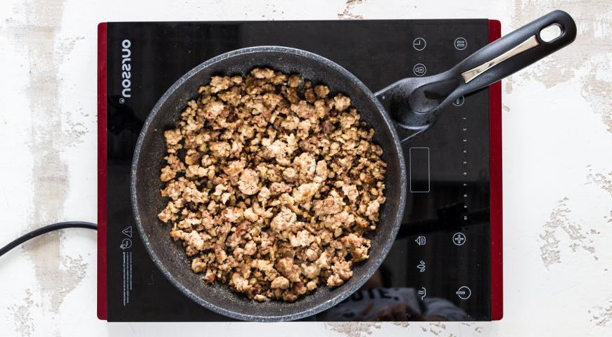 Начните с того, что подготовьте все необходимые продукты: фарш, баклажаны, грибы, лук, томаты, моцареллу, сыр пармезан, сливочное масло, муку, молоко и специи. Нарежьте овощи и разморозьте листы лазаньи, если они замороженные.