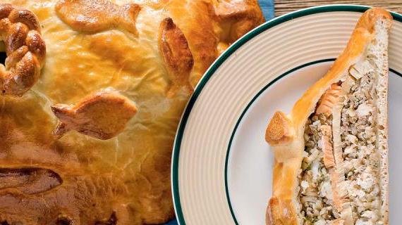 Традиционная русская рыбная кулебяка с изысканной начинкой