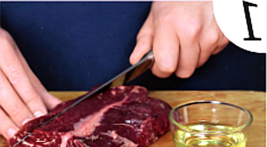 Выберите свежее мясо (лучше говядину или баранину), нарежьте его тонкими пластами, разделив каждый на полоски. Посыпьте смесью муки, соли и перца, аккуратно обваляйте каждую часть и стряхните лишнее, чтобы кусочки не слиплись.