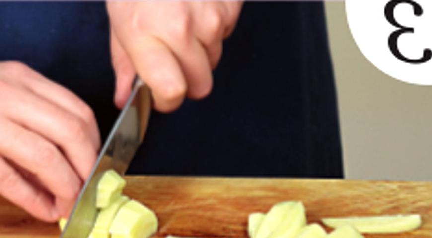 Очистите лук и картофель. Картофель нарежьте кубиками, лук и соленые огурцы — мелкими кусочками. В отдельной сковороде нагрейте масло, добавьте лук и жарьте его до мягкости, примерно 6 минут, периодически помешивая.
