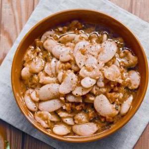 Классическое греческое рагу из белой фасоли с овощами