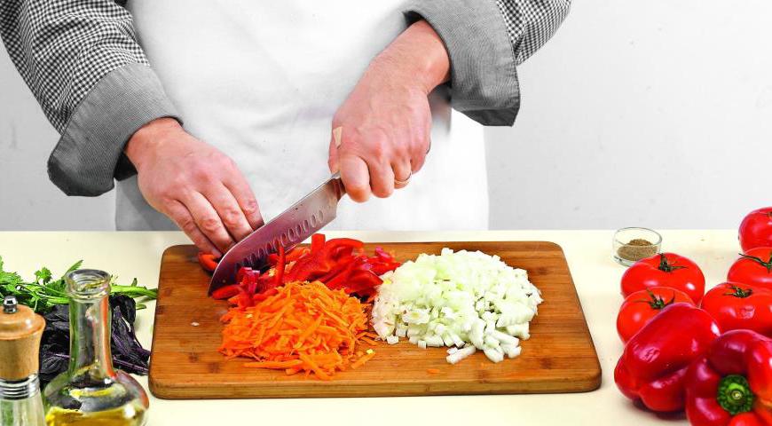 Лук нарежьте мелкими кубиками, морковь потрите на крупной терке, а сладкий перец разрежьте на полоски. В той же сковороде обжарьте лук в масле до золотистого цвета (12 минут), затем добавьте морковь и перец и продолжайте готовить на небольшом огне, постоянно помешивая, еще 12 минут.