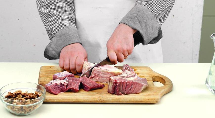 Нарежьте говяжью грудинку порционными кусками. Поместите мясо в большую кастрюлю, залейте 4,5 литрами холодной воды и поставьте на сильный огонь. После закипания удалите пену, убавьте огонь и варите до мягкости мяса, около 1,7–2,2 часа.