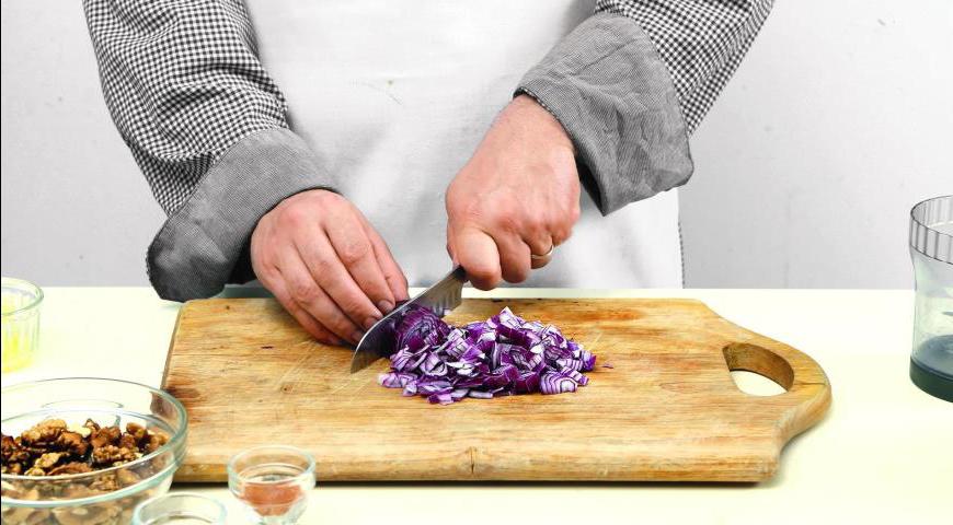 Очистите и нарежьте лук мелкими кубиками. Пропустите грецкие орехи через мясорубку с мелкой решеткой.