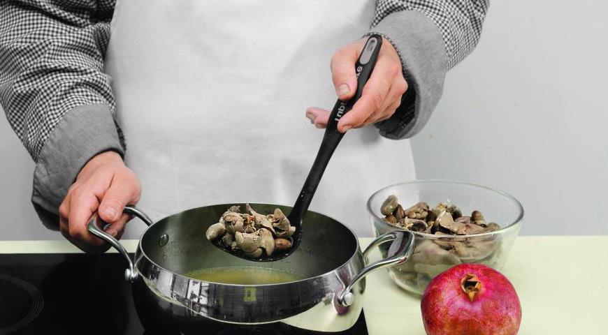 Готовые субпродукты аккуратно выловите шумовкой, слейте отвар (он не понадобится) и дайте им немного остыть.