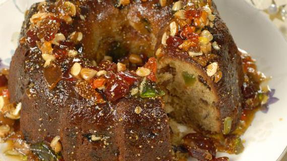 Традиционное рождественское кольцо с фруктами и орехами