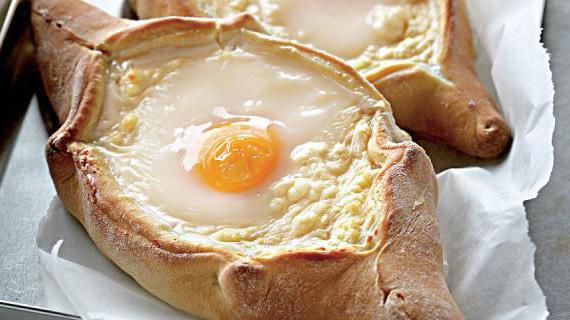 Аджарские хачапури в традиционном исполнении из Батуми: вкус, который оставит след в сердце