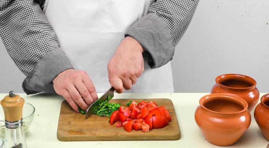 Нарежьте помидоры небольшими кусочками и добавьте немного соли для усиления вкуса. Тонко нашинкуйте кинзу, чтобы она лучше раскрыла свой аромат.