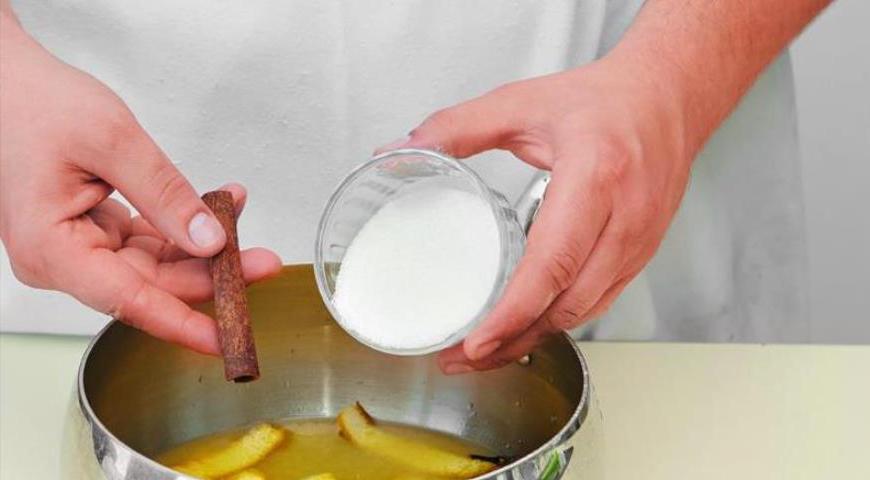 Приготовьте ароматный сироп заранее. Снимите цедру с апельсинов полосками, используя овощечистку, выжмите сок. Соедините все ингредиенты для сиропа в сотейнике.