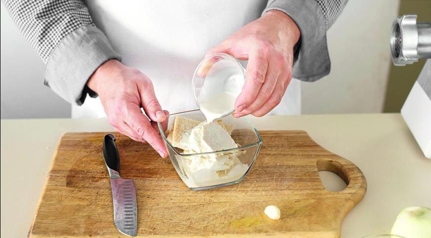 С хлеба срежьте корки, мякиш нарежьте кусками и замочите его в сливках или молоке на 8–12 минут. Лук мелко порубите или натрите на терке, чеснок измельчите.