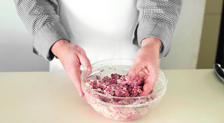 Руками перемешайте мясной фарш с луково-чесночной массой, добавив хлеб с молоком, желтки и 4 столовые ложки воды. Посолите и поперчите.