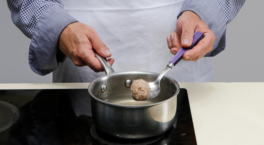 Проверьте вкус фарша, отварив небольшую тефтельку в подсоленной воде. При необходимости скорректируйте приправы.