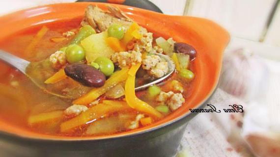 Традиционный английский фасолевый стю с мясом и овощами