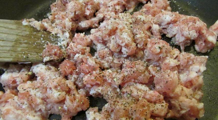 На отдельной сковороде обжарьте фарш до золотистой корочки, посолив и поперчив его по вкусу.