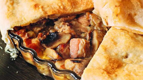 Традиционный английский пирог с кроликом и грибами