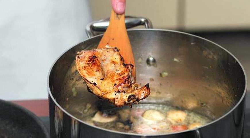 Обсушите мясо кролика, сохранив маринад. В сковороде разогрейте 2,5 столовые ложки сливочного масла и обжарьте кролика со всех сторон до золотистого цвета. Переложите в кастрюлю с луком и грибами, влейте маринад и 2,5 стакана бульона. Тушите под крышкой 45 минут. Затем переложите в форму для пирога и добавьте загустевший соус.