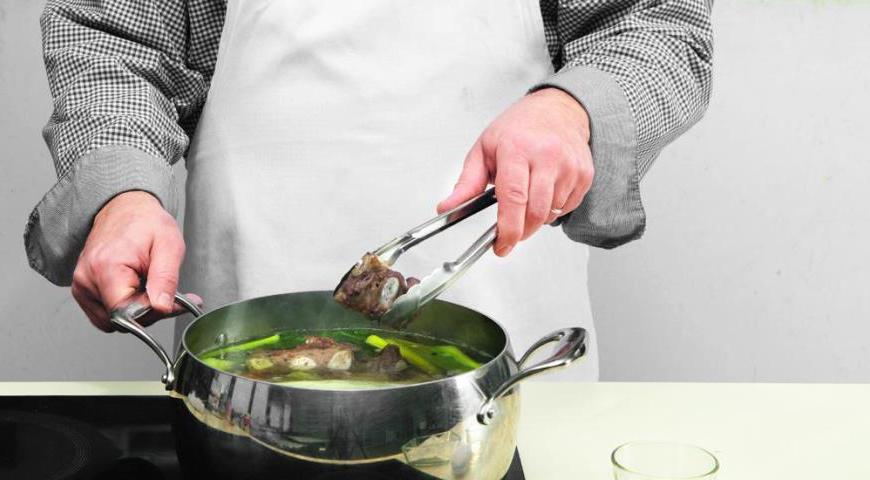 Добавьте обжаренные кости в кастрюлю с овощами и доведите смесь до кипения. Уменьшите температуру до минимальной и варите бульон, регулярно снимая образующуюся пену, пока объем жидкости не уменьшится примерно на половину. В конце добавьте вустерский соус, соль и перец по вкусу.