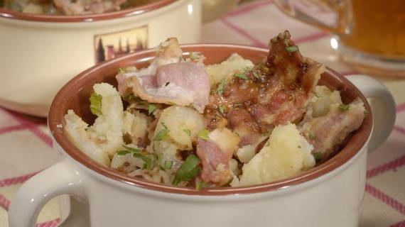 Традиционный немецкий картофельный салат с беконом и огурцами
