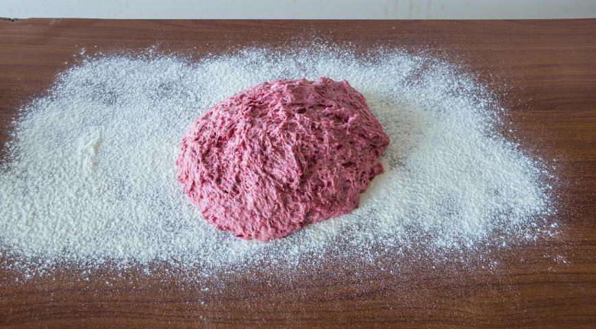 Разогрейте духовку до 225˚С. Разделите тесто на две равные части. Сформируйте из каждой часть овальную буханку, слегка придавив её скалкой и создав характерную форму спеленутого ребёнка.