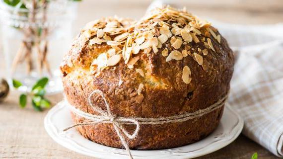 Классический пасхальный кулич, приготовленный на меду с изюмом и коньяком — традиционный рецепт