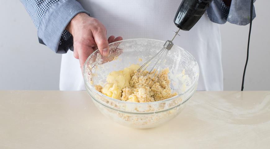 Добавьте соль и размягченное масло, порезанное на кусочки. Тщательно вымесите тесто в течение 10 минут, пока оно не станет эластичным и не отстанет от стенок. Переложите в смазанную маслом форму, накройте полотенцем и оставьте бродить на 2,5 часа в теплом месте. Это обеспечит пышность и мягкость будущего кулича.