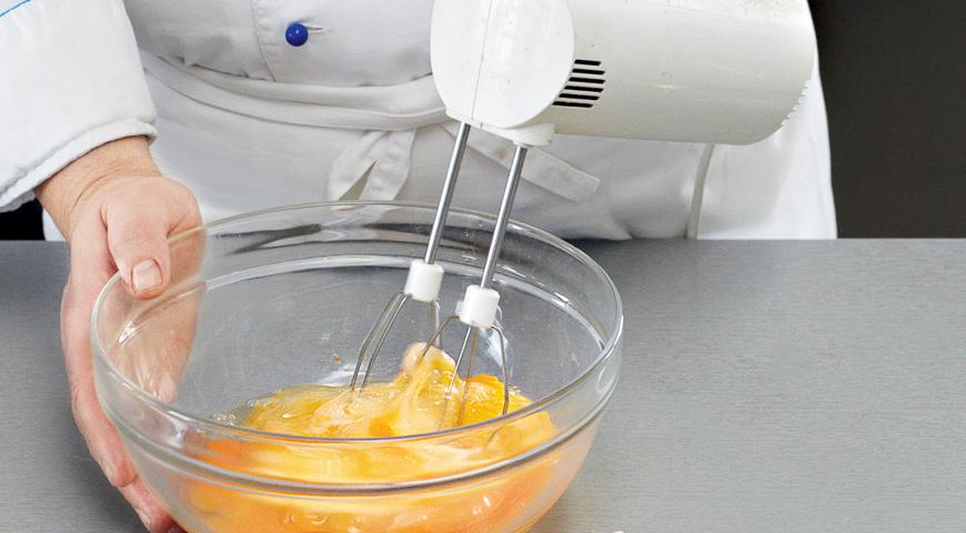 Яйца взбейте с оставшимся сахаром и солью до стойкой пены. Добавьте размягченное сливочное масло и все тщательно перемешайте.