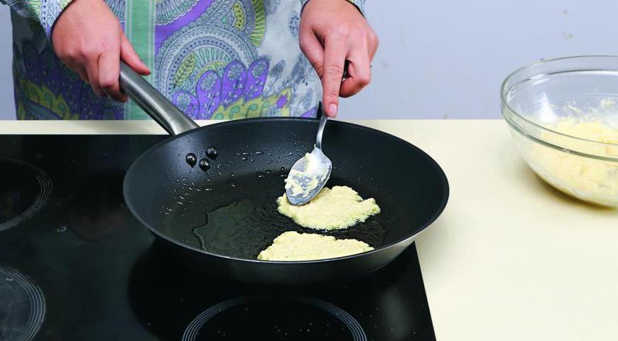 Разогрейте сковороду с растительным маслом. Выкладывайте столовой ложкой порцию картофельной смеси и формируйте аккуратные оладьи. Жарьте на среднем огне с двух сторон до золотистой корочки.