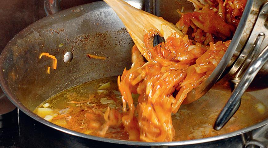 В кипящий бульон добавьте мясо и картофель, варите 10 минут. Затем всыпьте обжаренные овощи, тушеную капусту, поджаренную муку, чеснок, лавровый лист и душистый перец. Доведите до кипения и варите еще 6 минут. При необходимости посолите. В конце добавьте измельченную зелень, прогрейте пару минут, после чего снимите с огня, накройте крышкой и дайте настояться не менее получаса.