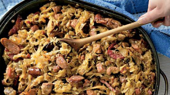 Традиционный рецепт Шукрута с разнообразными мясными ингредиентами и квашеной капустой
