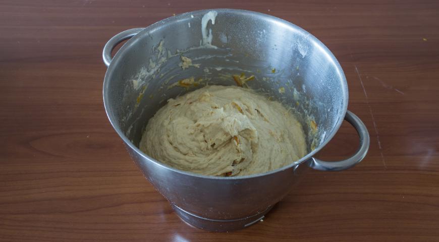 Натрите цедру апельсинов на мелкой терке. Взбейте мягкое масло с сахаром, яйцами, солью, ванильным и миндальным экстрактом, цедрой и специями. Добавьте опару и оставшуюся муку, замесите тесто. Оставьте на 1 час 40 минут для подхода.