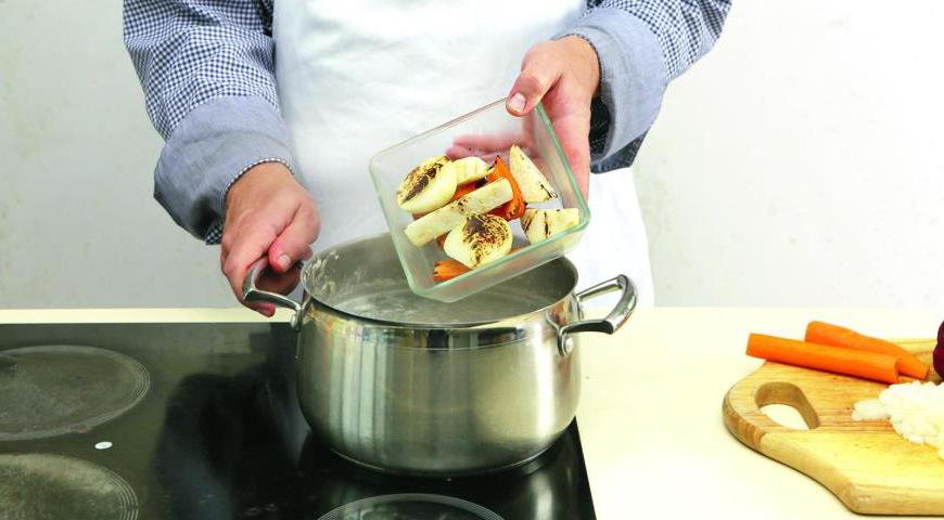 Положите мясо в большую кастрюлю, залейте водой так, чтобы она покрывала его на 6 пальцев. Доведите до кипения и снимите пену. Уменьшите огонь до минимума. Лук, морковь и корень петрушки очистите, разрежьте вдоль пополам и припеките на сухой сковороде до коричневых подпалин. Добавьте их к мясу вместе с перцем горошком, стеблями петрушки (листья сохраните). Варите 2,7 часа. За 15 минут до окончания добавьте соль и лавровый лист.