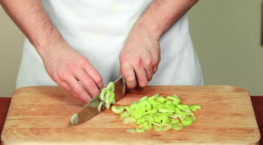 Нарежьте лук полукольцами, сельдерей и чеснок тонкими ломтиками. Разогрейте масло в глубокой сковороде, добавьте лук и сельдерей, обжаривайте на медленном огне около 12 минут. За 1 минуту до готовности положите чеснок, чтобы он не пережарился.