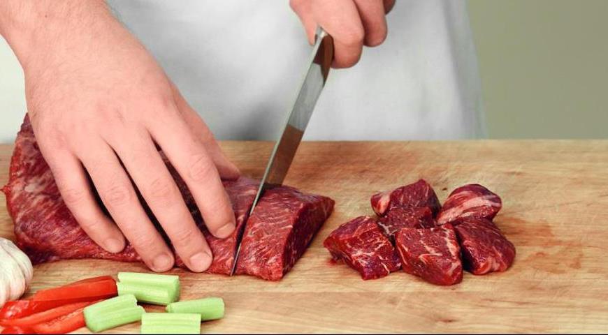 Мясо нарежьте крупными кусками. Обваляйте их в муке, посолите и поперчите. Обжарьте мясо на топленом масле до золотистой корочки со всех сторон, чтобы оно сохранило сочность.