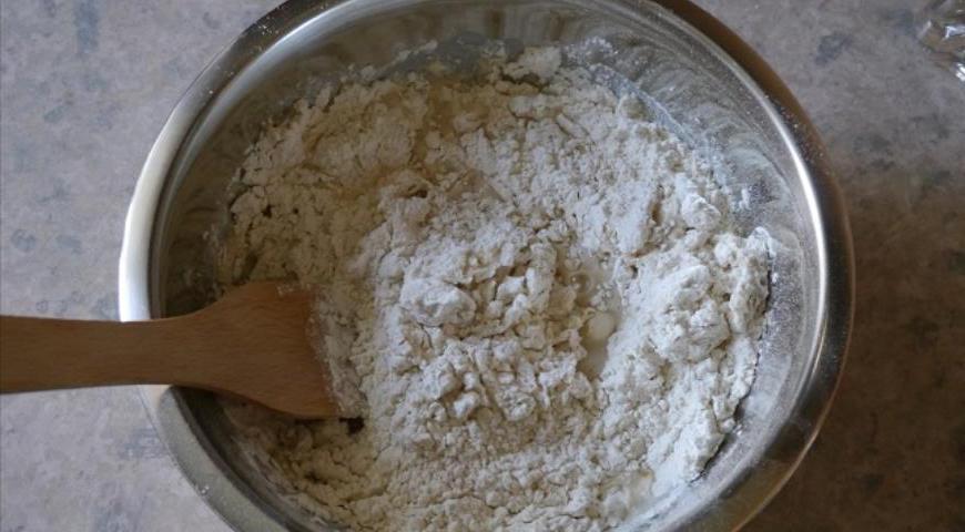 Просеять ещё немного муки и продолжить замешивание.