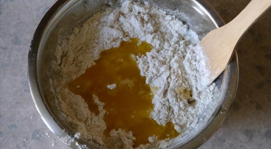 Добавить растопленное сливочное масло и хорошо перемешать до однородности.