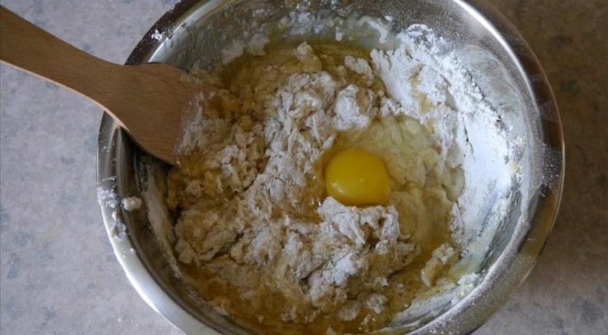 Вбить первое яйцо, тщательно вмешать его в тесто.