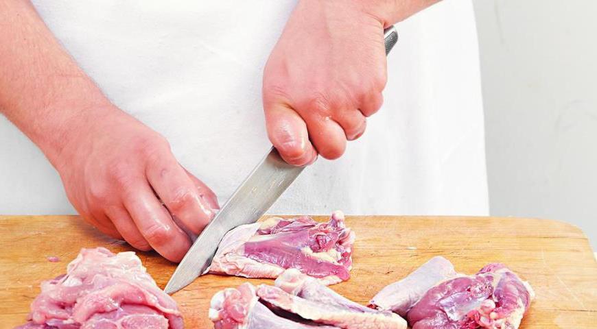 Разрежьте цесарку на порционные куски, размером примерно 150-200 г каждый. Посолите и поперчите мясо со всех сторон.