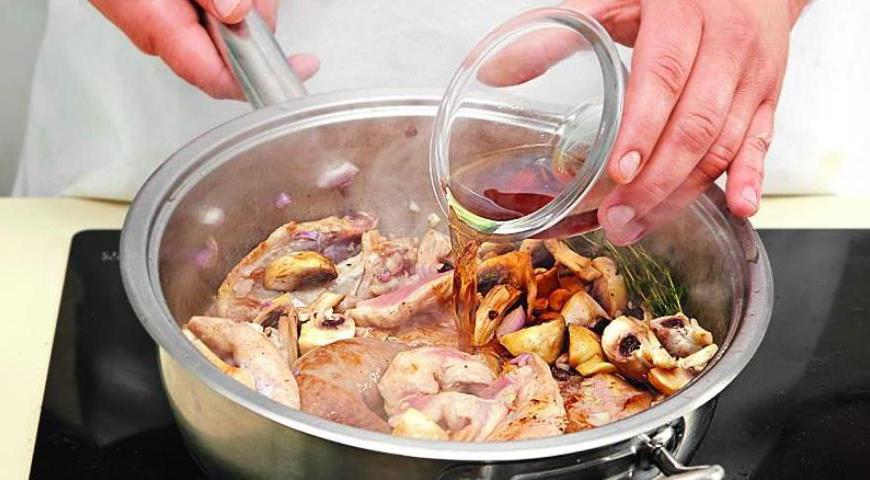 Полейте мясо кальвадосом или коньяком, дайте алкоголю немного испариться. Влейте бульон, добавьте тимьян, закройте крышкой и тушите на медленном огне около 45 минут. Куски мяса переверните один раз во время тушения.