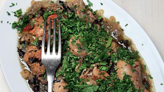Томленная цесарка в луковом соке — ароматное восточное блюдо с нежным вкусом