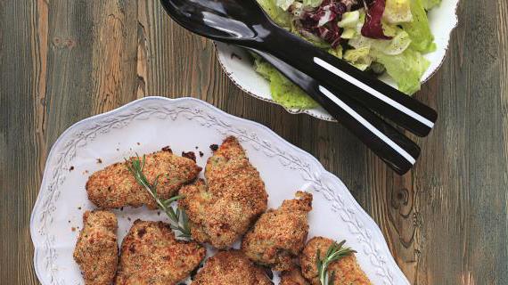 Запеченная цесарка с хрустящей корочкой из пармезана и травами