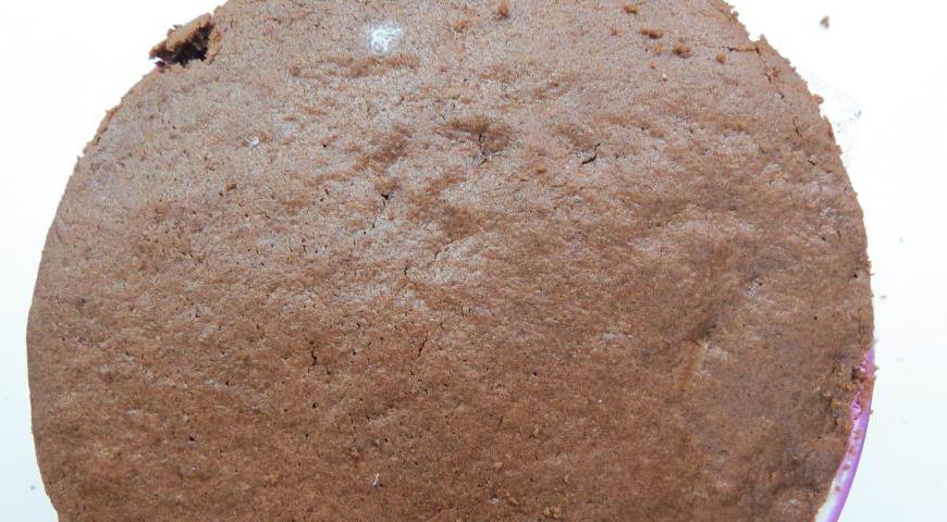 Накройте сверху кругом из теста, закройте пищевой плёнкой и поместите в холодильник на 4–6 часов.