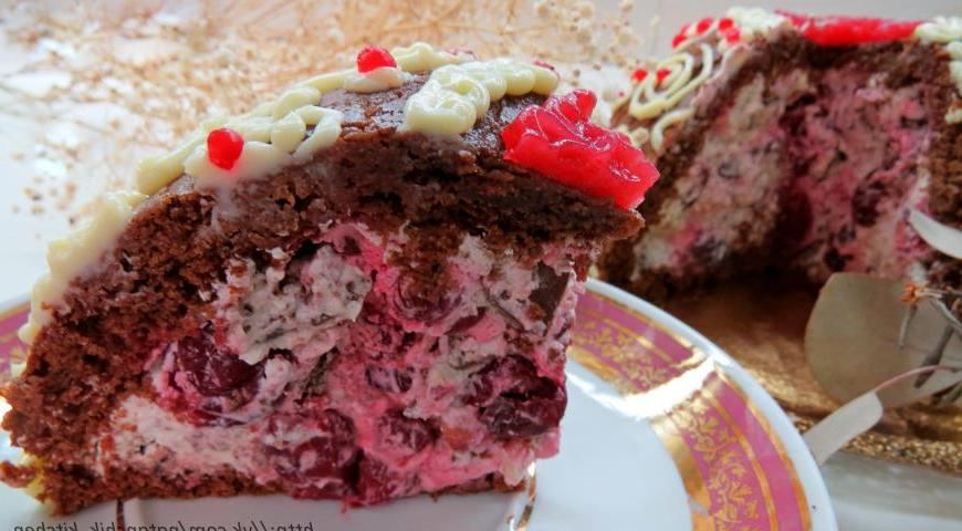 Этот десерт получается невероятно вкусным! В этот раз мне не удалось сфотографировать разрез, потому что цукотто моментально исчез с праздничного стола. Прилагаю фото предыдущей порции, чтобы вы могли оценить внутренний вид.