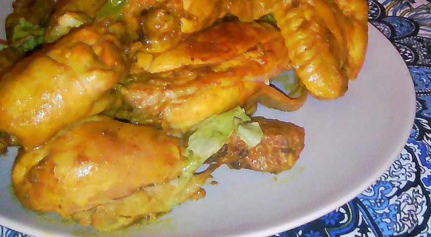 За несколько минут до окончания приготовления посолите блюдо по вкусу. Перед подачей сбрызните лимонным соком. Подавайте цыплёнка карри по-мадрасски с отварным рисом или индийским хлебом на ваш выбор. Приятного аппетита!