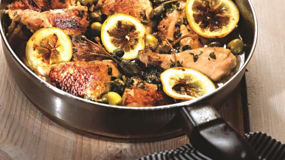 Цыпленок с ароматными запеченными лимонами и оливками