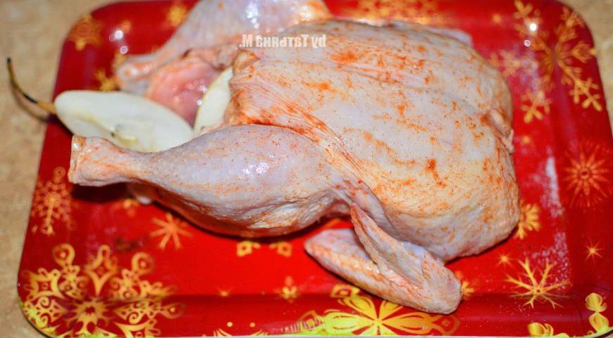 Вторую грушу разрежьте на дольки и аккуратно поместите внутрь цыпленка через брюшко.
