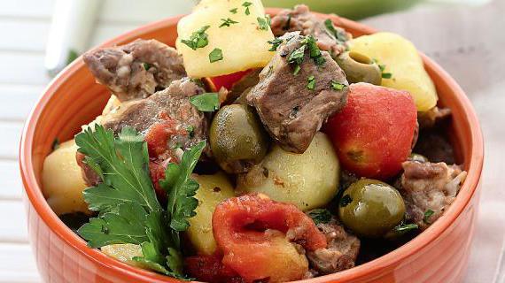 Ароматное тушеное баранье мясо с картофелем и оливками