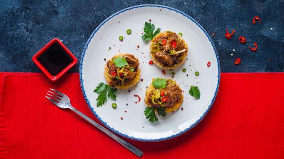 Тушеная курица с хрустящими рисовыми лепешками - оригинальное азиатское блюдо
